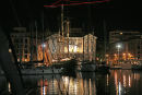 Aftenstemning i Vieux Port i Marseille. Rådhuset – Hôtel de Ville med lys på. Pladsen foran rådhuset er forbeholdt de store både.