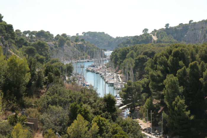 Mellem Marseille og Cassis findes en del smalle calanque’er – fjorde. Her et kik ned over en af de smalleste, Calanque de Port-Miou, der er indrettet som lystbådehavn.  