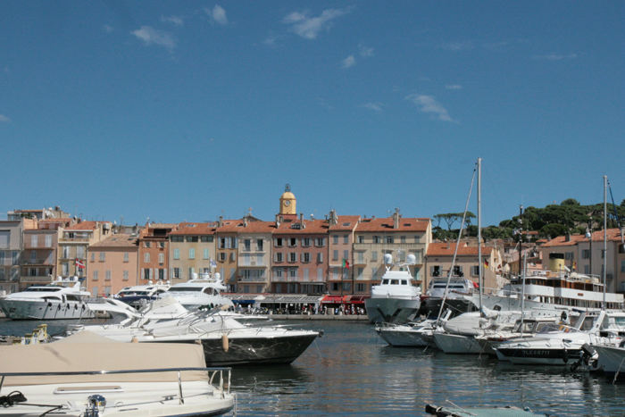 Da vi lå i Le Lavandou tog vi bussen til St.-Tropez. Her et billede fra Vieux Port i St.-Tropez. En hyggelig, gammel by.