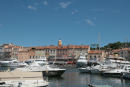 Da vi lå i Le Lavandou tog vi bussen til St.-Tropez. Her et billede fra Vieux Port i St.-Tropez. En hyggelig, gammel by.