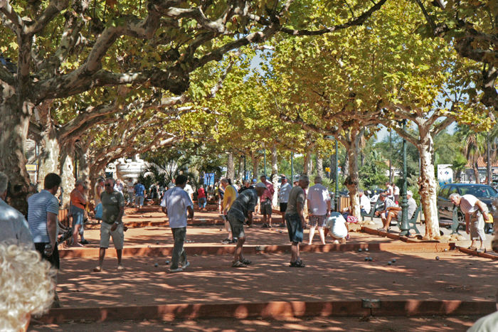 Le Lavandou er en turistby; men der er også rigtig mange pensionister, og de får dagen til at gå med at spille boule. De gik meget op i det. 