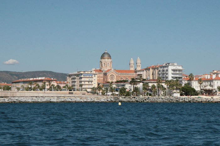 Vi var inde i Vieux Port i Saint-Raphaël. Her ses den flotte katedral i Saint-Raphaël ude fra vandet; men vi fandt ingen plads, vi syntes om og fortsatte til Port Santa Lucia.  