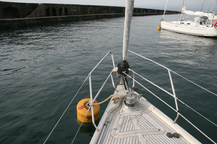 Nausikaa fortøjet ved en gæstebøje i Alderney Harbour. Vi var heldige at få en bøje næsten helt inde ved den gamle havn, her skulle der være mest læ og ro.