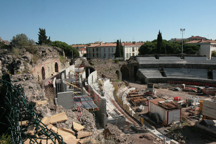 Det romerske teater i Fréjus. Man er ved at bygge et nyt teater oven på det gamle og vil beholde ruinerne inde i det nye teater, som man har gjort på Koldinghus.