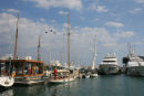 På turen fra Sant-Raphaël til Antibes, fik vi S/Y Esterel, en gammel gaffelrigget sejlbåd på slæb. De havde motorproblemer. Her afleveres de ved tankanlægget i Antibes. 