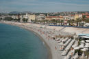 Et vue ud over stranden i Nice oppe fra Place du 8. Mai 1945. Badestranden i Nice består udelukkende af sten, der er ingen sandstrand.