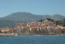 Den gamle bydel i Menton med de høje smalle pastelfarvede huse set ude fra vandet. I forgrunden Vieux Port i Menton.