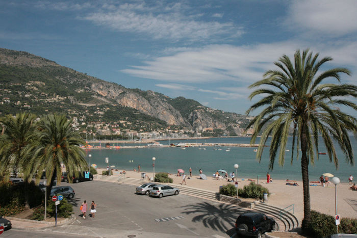 Bugten mellem Vieux Port og Port de Garavan med den flotte badestrand. Bjergene i baggrunden ligger i Italien.