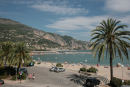 Bugten mellem Vieux Port og Port de Garavan med den flotte badestrand. Bjergene i baggrunden ligger i Italien.