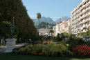 Jardins Bioves i Menton set nede fra strandpromenaden. En rigtig flot park, og sikke en baggrund.