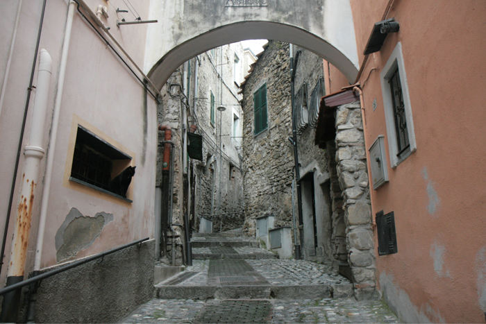 En af de meget smalle og stejle gader/gyder i La Pigna, den gamle bydel i San Remo, der stammer fra middelalderen.