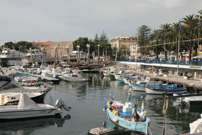 Porto Vecchio i San Remo. Der så rigtigt hyggeligt ud. Vi valgte at gå ind i Porto Sole, der ligger lige ved siden af, og hvor der var mere plads. 