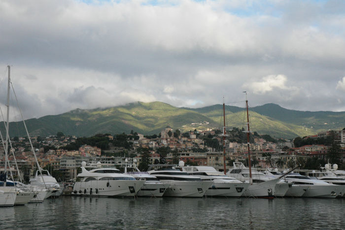Porto Sole i San Remo med et lille udsnit af de store motorbåde. San Remo ligger rigtigt flot med høje bjerge som bagland. 