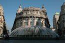 Piazza de Ferrari i Genova. Bag springvandet ses et af de flotte paladser i byen, Palazzo della Borsa. Der var rigtig mange store paladser i Genova.