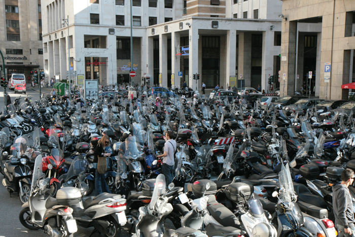 I Genova, som i mange af de andre italienske byer, var der indrettet store parkeringspladser udelukkende til scootere og motorcykler.