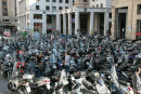 I Genova, som i mange af de andre italienske byer, var der indrettet store parkeringspladser udelukkende til scootere og motorcykler.