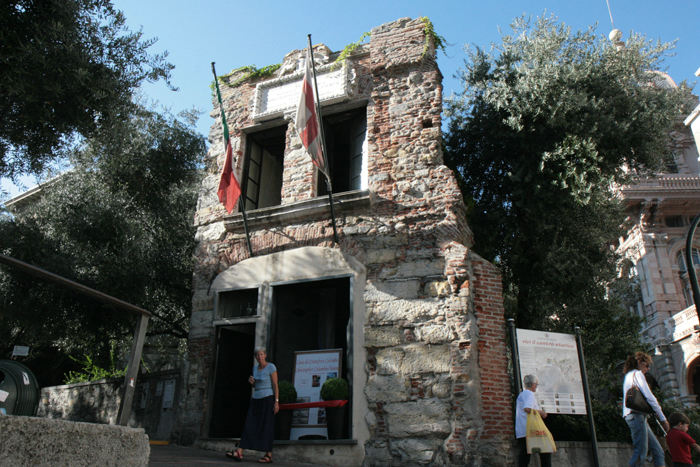 Casa della famiglia Colombo. Nærmest en ruin, hvor man mener at Christopher Columbus har boet noget af sin barndom. Det er utroligt, så mange steder han har været.  