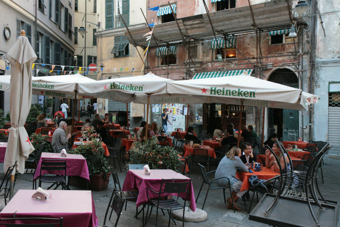 Vi faldt ind på et lille torv – Piazza della Erbe, et rigtigt hyggeligt sted. Vi fik kun en øl og et glas vin; men alligevel fik vi flere forskellige tapas, eller hvad det nu hedder i Italien. 