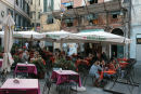 Vi faldt ind på et lille torv – Piazza della Erbe, et rigtigt hyggeligt sted. Vi fik kun en øl og et glas vin; men alligevel fik vi flere forskellige tapas, eller hvad det nu hedder i Italien. 