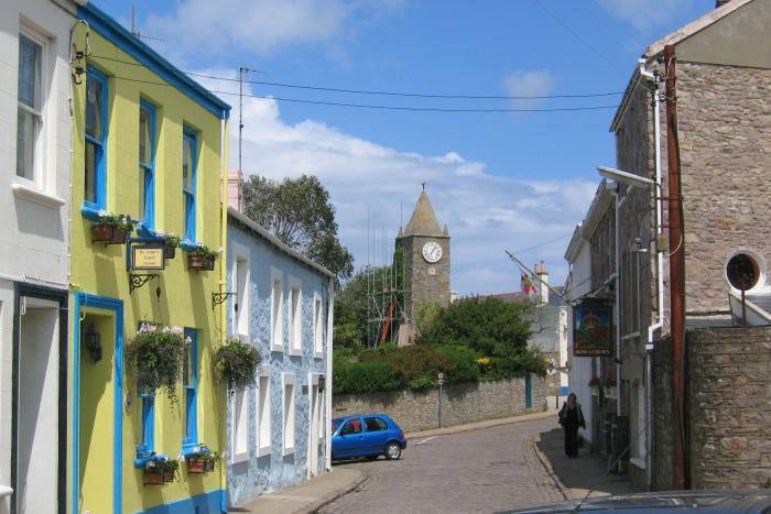 Hovedbyen på Alderney hedder St. Anne og ligger oppe midt på øen. En af de smalle gader med St. Anne's kirkespir i baggrunden.