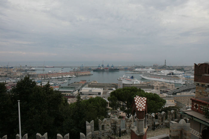 Udsigten oppe fra Castello D’Albertis ned over en del af havnen i Genova. Vi ligger til venstre i billedet. Området til højre er base for de store krydstogtskibe.