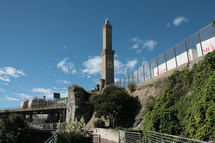 Det gamle fyrtårn i Genova er fra 1543 – ca. 50 år efter Columbus opdagede Amerika. Det er bygget på en 40 meter høj klippe og er selv 77 meter højt. 