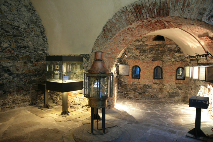 Der er indrettet et museum i de gamle bygninger under fyrtårnet. Bygningerne har oprindeligt været brugt til overvågning og forsvar af havnen. 