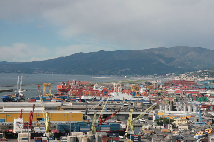 Udsigten fra toppen af det gamle fyrtårn i Genovas havn. Vi kunne kun komme halvvejs op i tårnet, så vi er ca. 80 meter over havet. Her en del af den store industrihavn.