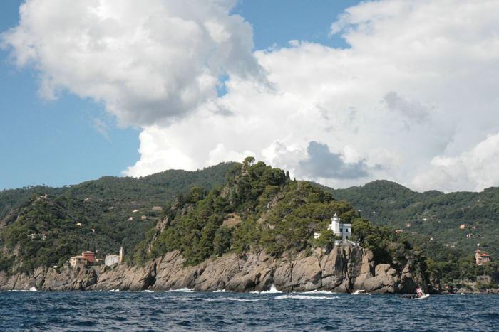 På turen fra Genova til Lavagna passerede vi Portofino halvøen. Et af de rigtigt flotte steder på kysten. Portofino by ligger inde bag klippen med fyret.