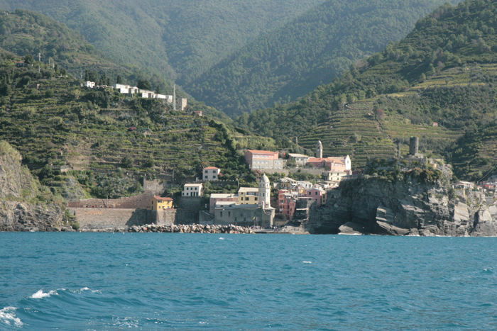 På vej fra Lavagna til La Spezia sejlede vi tæt forbi Cinque Terre med de 5 små og maleriske byer, der ligger op ad de stejle bjergsider. Her passerer vi Vernazza.