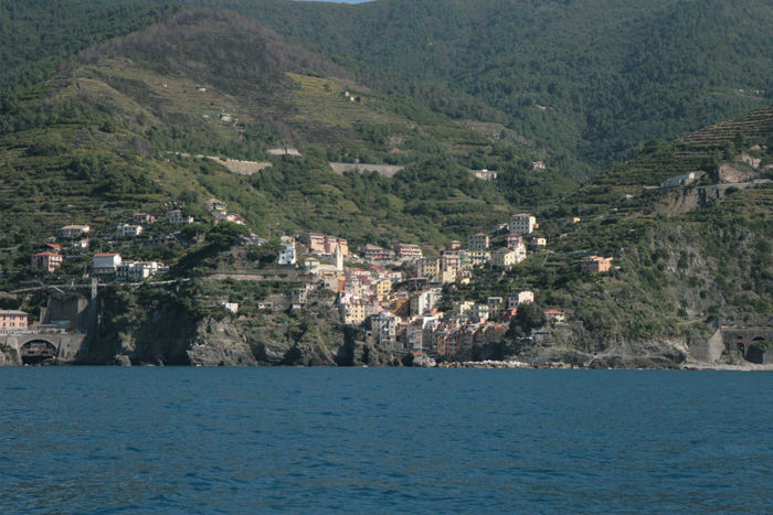 Riomaggiore, den sidste af Cinque Terre byerne før indsejlingen til Portovenere og La Spezia. Hele Cinque Terre området er en stor naturpark, som man kan trave rundt i.