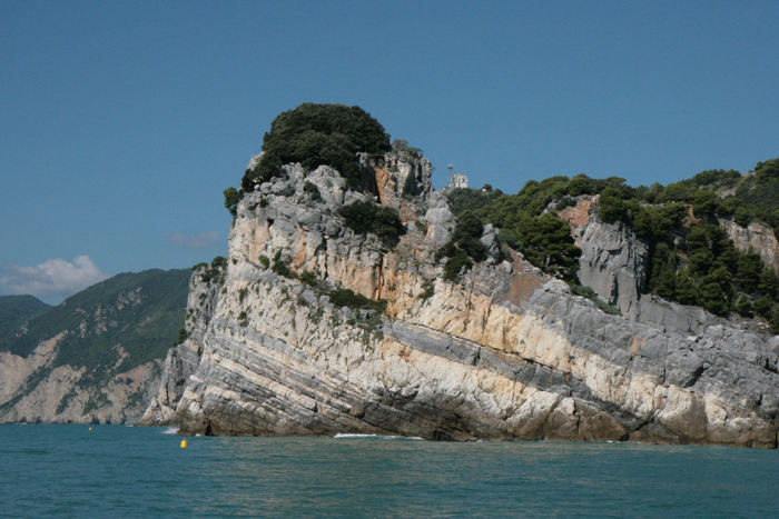 Capo del Isola på Isola Palmaria lige syd for indsejlingen til Portovenere. Vi sejlede forbi Portovenere og ind mellem Isola Palmaria og Isola del Tino. 