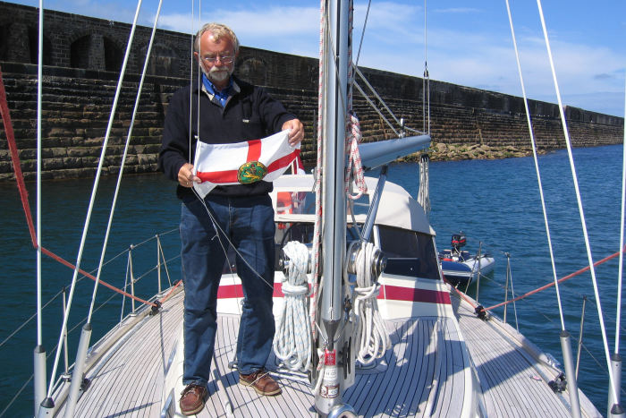 Endelig lykkedes det at finde et gæsteflag til Alderney. Vi fandt det ikke, da vi var der i 1997. Det blev omgående hejst op under salingen i stedet for det engelske. 