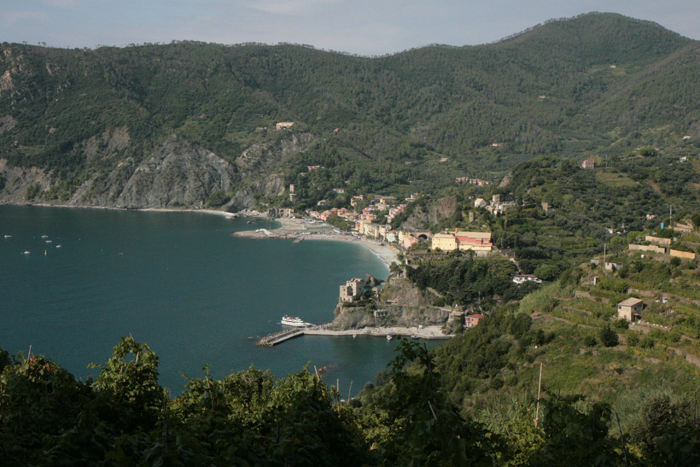 Udsigten fra turen mellem Monterosso og Vernazza i Cinque Terre er storslået. Her et vue ned over Monterosso.