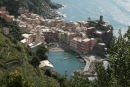 Vernazza, en af Cinque Terre byerne, set oppe fra stien, der går fra Monterosso til Vernazza. Det var et lidt kuperet terræn. 