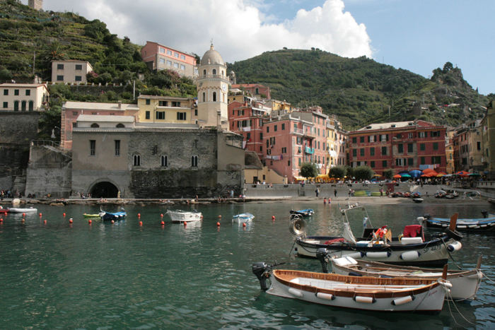 Havnen i Cinque Terre byen Vernazza. Der er ikke megen plads i den lille havn, og turbådene lægger da også til ved en rampe uden for havnen.