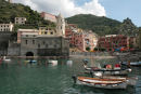 Havnen i Cinque Terre byen Vernazza. Der er ikke megen plads i den lille havn, og turbådene lægger da også til ved en rampe uden for havnen.