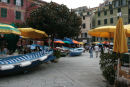 Man trækker bådene op af vandet i Vernazza, og da der ikke er plads nok på nede ved havnen, bliver de trukket op i hovedgaden. De står inde mellem gæsterne på restauranterne.