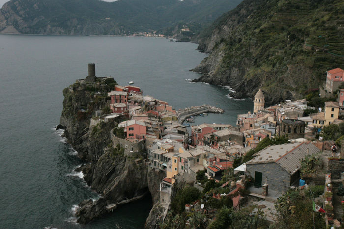 Cinque Terre byen Vernazza set fra stien mellem Vernazza og Corniglia. Der er en fin udsigt fra stien, der løber langs vandet på ydersiden af bjerget. 