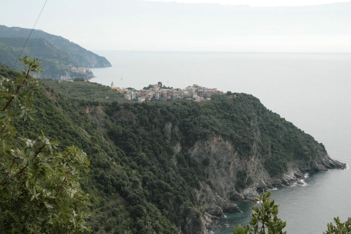 Vi nærmer os her Corniglia, en af Cinque Terre byerne, set oppe fra stien, der går fra Vernazza til Corniglia.