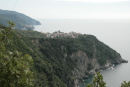Vi nærmer os her Corniglia, en af Cinque Terre byerne, set oppe fra stien, der går fra Vernazza til Corniglia.