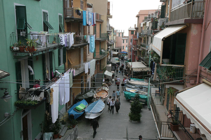 Der er ingen rigtig havn i Manarola, kun et ophalersted, så her er man også nødt til at trække bådene op i gaderne for at få plads til dem.  