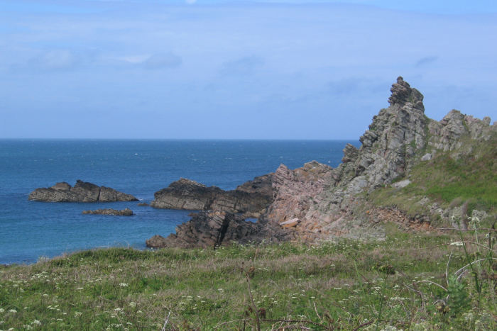 Alderney er en lille klippeø med en forrevet kyst. Her er et parti fra nordkysten af Alderney neden for fyrtårnet - Les Homeaux Florains. 