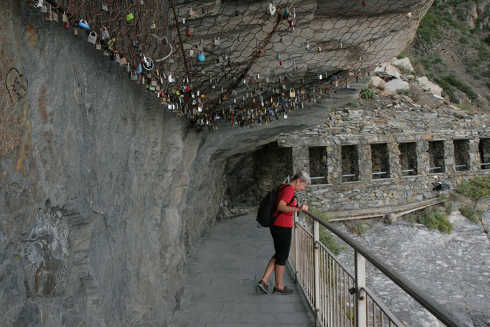 Vandrestien mellem Manarola og Riomaggiore kaldes for Kærlighedsstien. Der er tradition, for at unge par besegler deres kærlighed ved at anbringe hængelåse et eller andet sted på denne sti. 