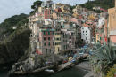Den sidste (eller første om man vil) af Cinque Terre byerne er Riomaggiore. Her set ude fra en klippe. Også her ligger de høje smalle pastelfarvede huse klinet op ad bjergsiden.