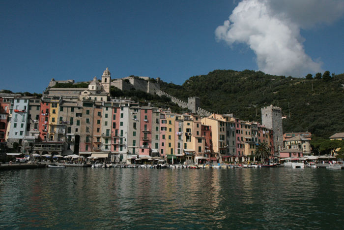 Den flotte gamle by Portovenere, set fra cockpittet på Nausikaa. De høje smalle pastelfarvede huse ligger klinet op ad bjergvæggen.