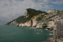 Klippekysten uden for Portovenere op mod Cinque Terre. Oppe på toppen af klipperne ses Castello Doria, der ligger højt hævet over byen. 