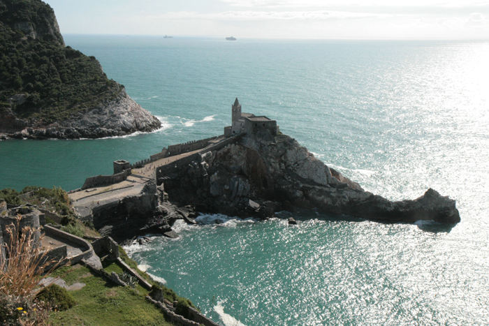 Sant Peters kirken, set oppe fra Castello Doria. Kirken ligger ved indsejlingen til det smalle sund mellem Portovenere og øen Palmaria.