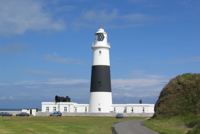 Alderney fyrtårnet på nordspidsen af øen. Læg mærke til tågehornet, det er noget større end bilerne, og det kan larme! Vi hørte det i 1997. 