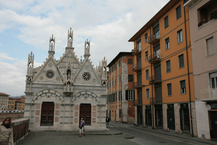 Chiesa di S. Maria della Spina i Pisa. Kirken lå oprindeligt nede langs Arno floden, men er blevet flyttet op på kajen på grund af hyppige oversvømmelser.